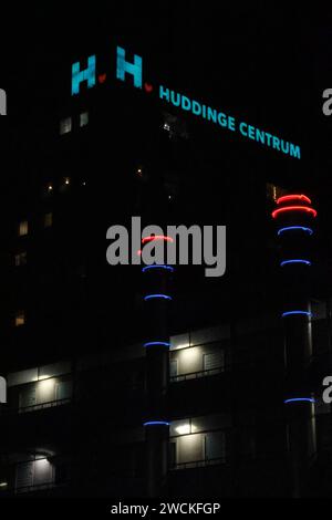 Huddinge Shopping Centre, un sobborgo appena a sud di Stoccolma, Svezia. Il cartello con il cuore sull'alto edificio può essere visto da lontano. Foto Stock