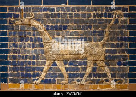 Mushhushshshu-Dragon, simbolo del Dio Marduk, 604 - 562 a.C. mattoni forgiati e smaltati, Museo dell'Iraq, Baghdad Foto Stock
