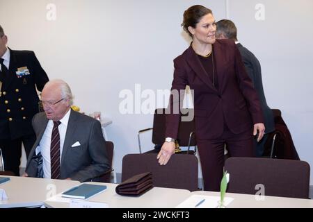 Stoccolma, Svezia. 16 gennaio 2023. King Carl Gustaf e Crown Princess Victoria visitano l'Accademia della difesa di Stoccolma, Svezia, 16 gennaio 2023. Foto di Henrik Montgomery/TT/kod 10060 credito: TT News Agency/Alamy Live News Foto Stock