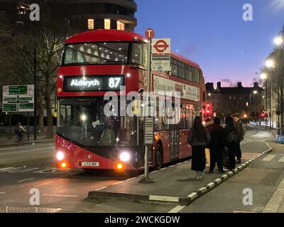 Londra, Regno Unito. 10 gennaio 2024. L'autobus numero 87 per Aldwych a Londra, ha dovuto terminare a lato della strada stasera a causa di un forte odore di bruciato e fumo sul retro dell'autobus. Ai passeggeri è stato chiesto di lasciare l'autobus dall'autista e aspettare un altro autobus. Credito: Maureen McLean/Alamy Foto Stock