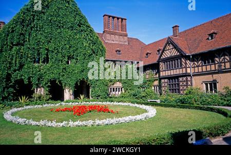 Schloss Cecilienhof im Neuen Garten von Potsdam im Land Brandenburg, eine geschichtstraechtige Kulturstaette von weltgeschichtlicher Bedeutung Cecilienhof *** Palazzo Cecilienhof nel nuovo giardino di Potsdam nello stato del Brandeburgo, un sito culturale storico di importanza mondiale Cecilienhof Foto Stock