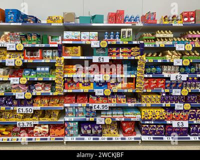 Taplow, Regno Unito. 16 gennaio 2024. Uova di Pasqua in vendita a gennaio in un supermercato Tesco a Taplow, Buckinghamshire. La domenica di Pasqua non è fino al 31 marzo 2024. Credito: Maureen McLean/Alamy Foto Stock