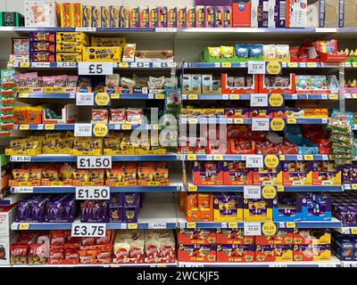 Taplow, Regno Unito. 16 gennaio 2024. Uova di Pasqua in vendita a gennaio in un supermercato Tesco a Taplow, Buckinghamshire. La domenica di Pasqua non è fino al 31 marzo 2024. Credito: Maureen McLean/Alamy Foto Stock