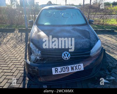 Taplow, Regno Unito. 16 gennaio 2024. Un'auto distrutta dopo un incidente con la parola ouch scritta sul parabrezza in una mattinata gelida a Taplow, nel Buckinghamshire. Credito: Maureen McLean/Alamy Live News Foto Stock