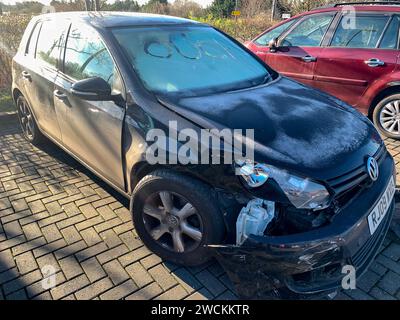 Taplow, Regno Unito. 16 gennaio 2024. Un'auto distrutta dopo un incidente con la parola ouch scritta sul parabrezza in una mattinata gelida a Taplow, nel Buckinghamshire. Credito: Maureen McLean/Alamy Live News Foto Stock