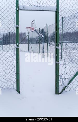 Campo da pallacanestro all'aperto coperto di neve in inverno, Finlandia. Foto Stock