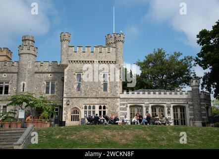 Monumento del castello di Whitstable. Vecchio forte medievale con vista sul caffè e sui giardini pubblici Foto Stock