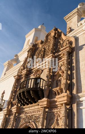 Dettaglio della facciata e del balcone in legno della missione San Xavier del Bac, Tucson Arizona. Foto Stock