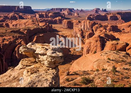 Formazioni di arenaria sulla Hunt's Mesa con Monument Valley dietro nel Monument Valley Navajo Tribal Park in Arizona. Foto Stock