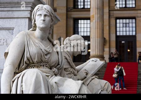 Berlino, Germania - 15 aprile 2017: Parte del Monumento dello Shiller di fronte alla sala concerti della città, in onore del poeta, filosofo e storico Foto Stock