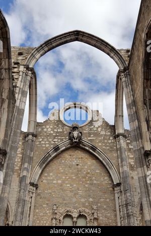 Rovine del Convento di nostra Signora del Carmelo (Convento da Ordem do Carmo), un ex convento cattolico situato a Lisbona, in Portogallo Foto Stock