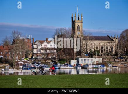 Ciclisti sulla Sustrans National Route 4 a Hurst Park, West Molesey, con vista sul Tamigi fino a Hampton. Surrey, Inghilterra. Foto Stock