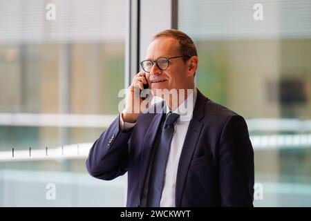 SPD-Bundestagsfraktion, Michael Müller, MDB, telefoniert Fraktionssitzung SPD-Bundestagsfraktion, Michael Müller, MDB Berlino Berlino GER *** SPD gruppo parlamentare, Michael Müller, MDB, al telefono riunione del gruppo parlamentare gruppo parlamentare SPD gruppo parlamentare, Michael Müller, MDB Berlino GER Foto Stock