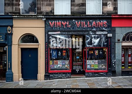 Vista esterna di Vinyl Villians, un negozio di dischi di seconda mano a Elm Row, Edimburgo, Scozia, Regno Unito. Foto Stock