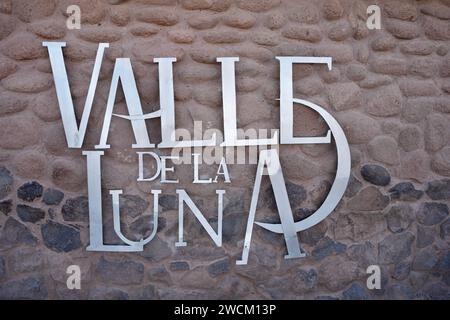 Segui le indicazioni per Valle De la Lune (Valle della Luna), San Pedro de Atacama, Cile. 14 ottobre 2023. Foto Stock