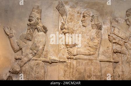 Rilievo in pietra scolpita di re Sargon in processione, palazzo assiro di Dur-Sharrukin, Khorsabad, Iraq, ora nel Museo dell'Iraq, Baghdad, Iraq Foto Stock