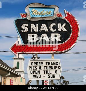 Jamesport, New York, USA - 28 ottobre 2022: Un'insegna al neon vecchio stile per uno snack bar in una strada locale all'incrocio nord di Long Island. Foto Stock