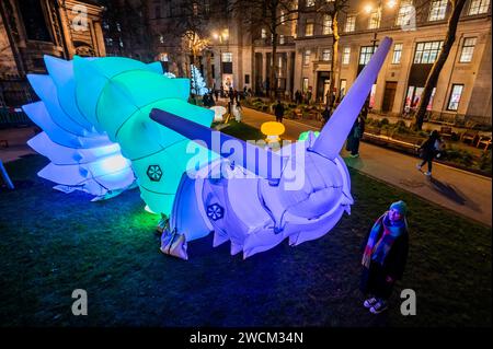 Londra, Regno Unito. 16 gennaio 2024. Il King's College di Londra presenta Air Giants: The Glowbot Garden, un'installazione di giganteschi robot morbidi che rispondono al tatto. Saranno esposti lungo lo Strand, Aldwych, dal 17 al 20 gennaio 2024. Crediti: Guy Bell/Alamy Live News Foto Stock