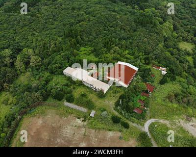 Complesso industriale abbandonato in mezzo alla foresta Foto Stock