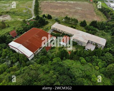 Complesso industriale abbandonato in mezzo alla foresta Foto Stock