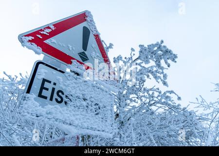 Schnee und Eis im Taunus Achtung Eisschlag steht auf einem Schild am großen Feldberg im Taunus. für den morgigen Tag warnt der DWD vor Unwetter durch Eisregen mit Glatteis und starken Schneefall in Teilen von Hessen und Deutschland., Schmitten Hessen Deutschland *** neve e ghiaccio nelle montagne del Taunus attenzione Foto Stock