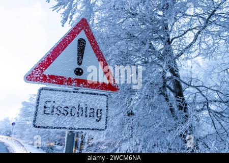 Schnee und Eis im Taunus Achtung Eisschlag steht auf einem Schild am großen Feldberg im Taunus. für den morgigen Tag warnt der DWD vor Unwetter durch Eisregen mit Glatteis und starken Schneefall in Teilen von Hessen und Deutschland., Schmitten Hessen Deutschland *** neve e ghiaccio nelle montagne del Taunus attenzione Foto Stock