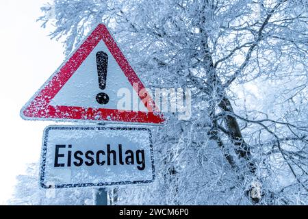 Schnee und Eis im Taunus Achtung Eisschlag steht auf einem Schild am großen Feldberg im Taunus. für den morgigen Tag warnt der DWD vor Unwetter durch Eisregen mit Glatteis und starken Schneefall in Teilen von Hessen und Deutschland., Schmitten Hessen Deutschland *** neve e ghiaccio nelle montagne del Taunus attenzione Foto Stock