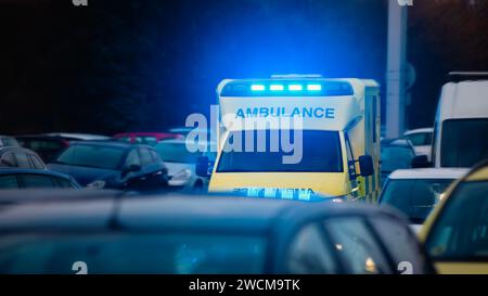 Auto ambulanza veloce di servizio medico di emergenza sulla strada trafficata della città. Temi assistenza sanitaria, salvataggio e urgenza. Foto Stock