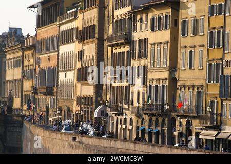 Più tardi pomeriggio, illuminazione prima del tramonto sul fiume Arno, Firenze, Toscana, Italia Foto Stock