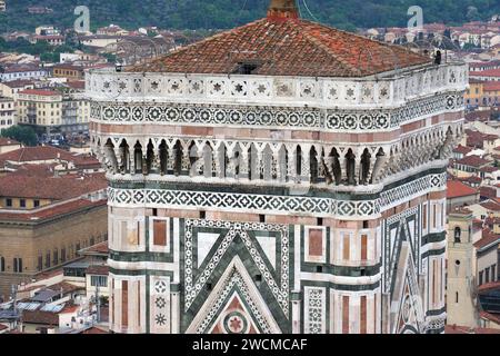 Dettagli del Campanile, il campanile del Duomo di Firenze, da un alto punto panoramico Foto Stock