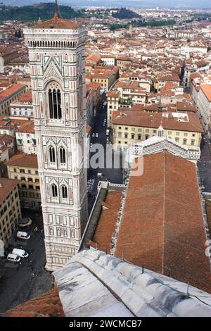 Dettagli del Campanile, il campanile del Duomo di Firenze, da un alto punto panoramico Foto Stock