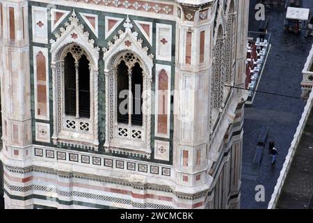 Dettagli del Campanile, il campanile del Duomo di Firenze, da un alto punto panoramico Foto Stock