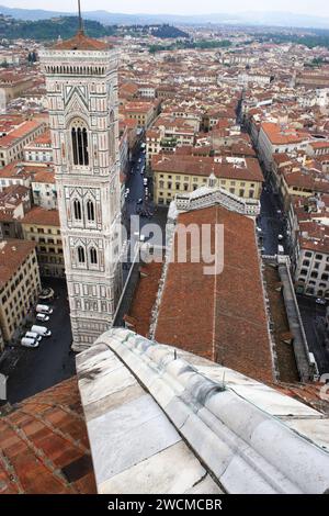 Dettagli del Campanile, il campanile del Duomo di Firenze, da un alto punto panoramico Foto Stock