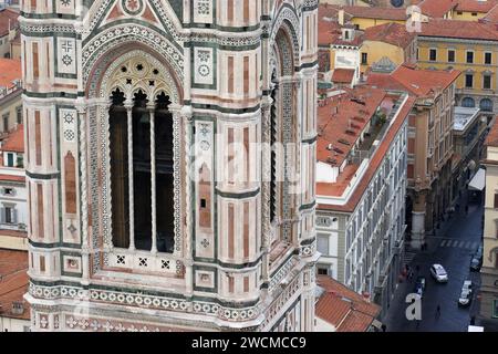 Dettagli del Campanile, il campanile del Duomo di Firenze, da un alto punto panoramico Foto Stock