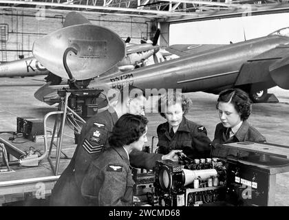 RAF BASSINGBOURN, Cambridgeshire circa 1950. Apprendisti che studiano un set radar HS2 Mk III. Foto Stock