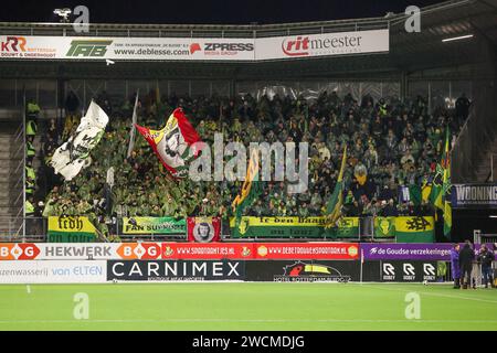 Rotterdam, Nederland. 16 gennaio 2024. ROTTERDAM, NEDERLAND - 16 GENNAIO: Tifosi e tifosi dell'ADO Den Haag durante il terzo turno della Toto KNVB Cup tra Excelsior Maassluis e ADO Den Haag allo Sparta-stadion Het Kasteel il 16 gennaio 2024 a Rotterdam, Nederland. (Foto di Hans van der Valk/Orange Pictures) credito: Orange Pics BV/Alamy Live News Foto Stock