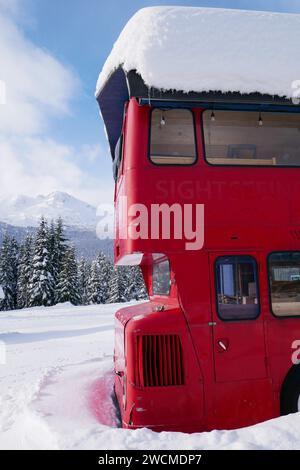 Autobus a due piani Routemaster innevato nell'entroterra, Callaghan Country Recreation area, Whistler, British Columbia, Canada. Foto Stock