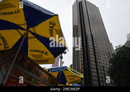 HARLEM/NEW YORK CITY /NEW YORK / USA 07.GIUGNO 2018  Trump Interntional Hotel and Tower Building di fronte al parco centrale di New York a New York. E i vandori Halal vicino all'edificio. . Foto: Francis Joseph Dean / Deanpicture. Foto Stock