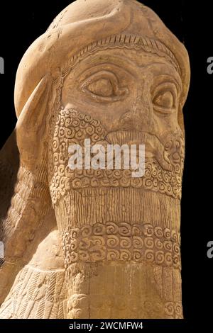 Dettaglio del capo del lamassu assiro (toro alato con testa umana), palazzo di Dur-Sharrukin, Khorsabad, Iraq, ora nel Museo dell'Iraq, Baghdad, Iraq Foto Stock
