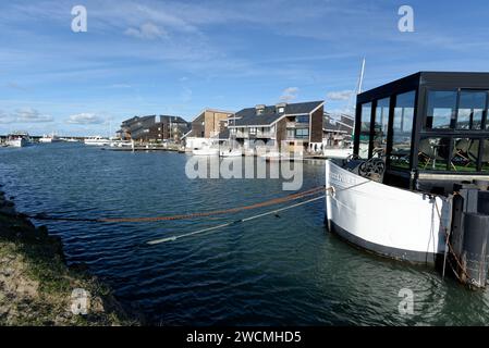 Deauville la station balnéaire francaise de luxe est située en Normandie dans le département du calvados. EN hiver Son Port et sa plage sont paisibles Foto Stock