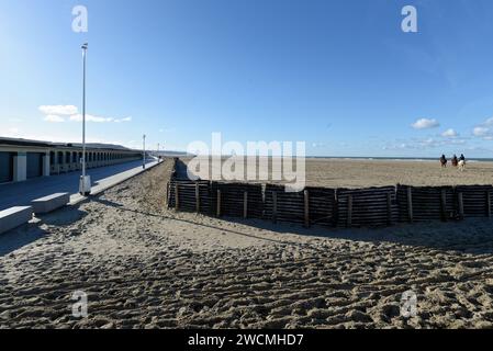 Deauville la station balnéaire francaise de luxe est située en Normandie dans le département du calvados. EN hiver Son Port et sa plage sont paisibles Foto Stock