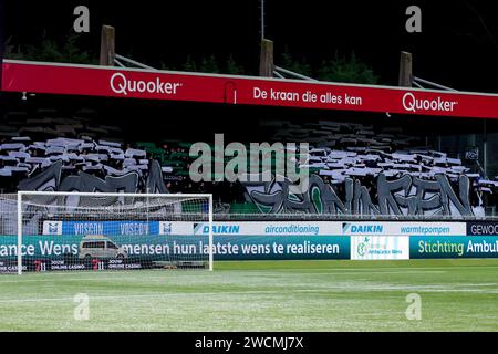 Rotterdam, Paesi Bassi. 16 gennaio 2024. ROTTERDAM, PAESI BASSI - 16 GENNAIO: I tifosi del Groningen mostrano striscioni durante la partita della TOTO KNVB Cup tra Excelsior Rotterdam e FC Groningen al Van Donge & De Roo Stadion il 16 gennaio 2024 a Rotterdam, Paesi Bassi. (Foto di Broer van den Boom/Orange Pictures) credito: Orange Pics BV/Alamy Live News Foto Stock