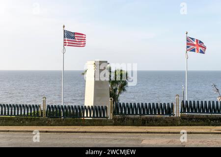 Le bandiere britanniche e americane che volano accanto al monumento commemorativo di guerra sulla cima della scogliera di Hunstanton nel Norfolk. Foto Stock