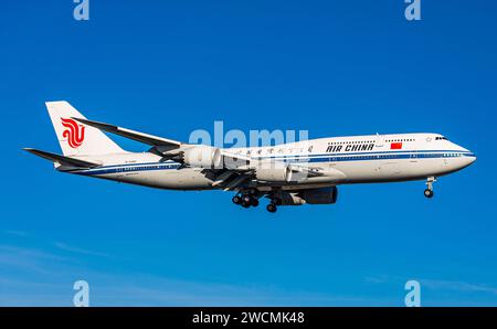 Air China Eine Boeing 747-89L von Air China bringt eine chinesische Regierungsdelegation nach Zürich. Registrazione B-2480. Zürich, Schweiz, 14.01.2024 *** Air China An Air China Boeing 747 89L porta una delegazione del governo cinese a Zurigo registrazione B 2480 Zurigo, Svizzera, 14 01 2024 Foto Stock