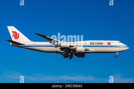 Air China Eine Boeing 747-89L von Air China bringt eine chinesische Regierungsdelegation nach Zürich. Registrazione B-2480. Zürich, Schweiz, 14.01.2024 *** Air China An Air China Boeing 747 89L porta una delegazione del governo cinese a Zurigo registrazione B 2480 Zurigo, Svizzera, 14 01 2024 Foto Stock