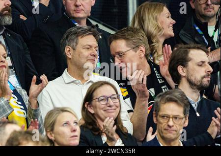 Berlino, Deutschland. 16 gennaio 2024. Wirtschaftsminister Robert Habeck (Gruene), Ministerpraesident Schleswig-Holstein Daniel Guenther (CDU) GER, Frankreich vs. Deutschland, Handball, Maenner, EHF Euro 2024, gruppo A, Spieltag 3, 16.01.2024 foto: Eibner Pressefoto/Marcel von Fehrn Credit: dpa/Alamy Live News Foto Stock