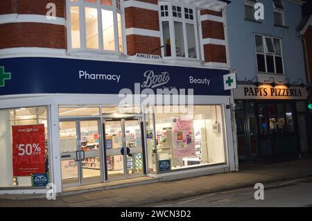 Boots Pharmacy a Mumbles, Swansea, Regno Unito. 15 gennaio 2024. Foto Stock