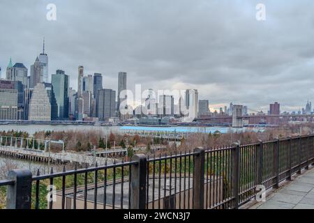 Questa foto mostra una vista mozzafiato dell'iconica Statua della libertà circondata dalle acque scintillanti del porto di New York, con il brivido Foto Stock