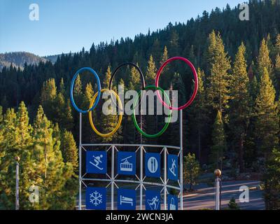 Cartello del monumento all'incrocio nella Olympic Valley. Foto Stock