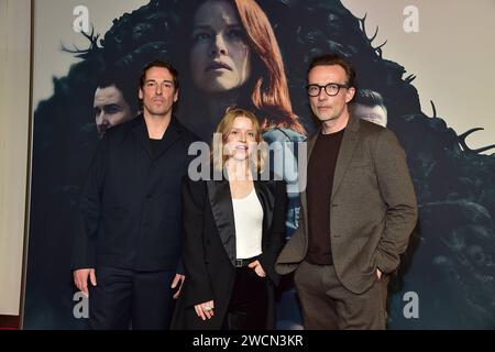 Karoline Schuch, Felix Kramer, Lucas Gregorowicz Ankunft zur PREMIERE, der achtteilige Mystery-Crime-serie Oderbruch - startet AM 19. Gennaio 2024 in der ARD Mediathek und wird AM 19. und 26. Januar 2024 jeweils ab 22:20 Uhr mit vier Folgen im ersten gezeigt. n Berlin, AM 16.01.2024 Premiere von Oderbruch im Kino CUBRI *** Karoline Schuch, Felix Kramer, Lucas Gregorowicz arrivo in ANTEPRIMA, la serie poliziesca in otto parti Oderbruch inizia il 19 gennaio 2024 nell'ARD Mediathek e sarà mostrata il 19 e 26 gennaio, 2024 con quattro episodi dalle 22 alle 20 sul primo canale n B. Foto Stock